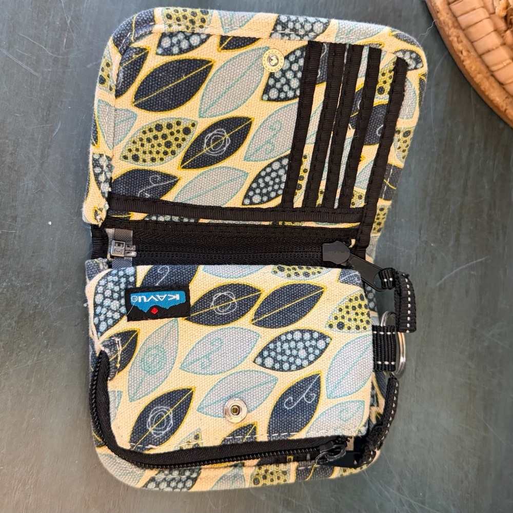 Kavu Big Spender zippy  trim-fold wallet with leaf pattern. Snap closure - Picture 8 of 16